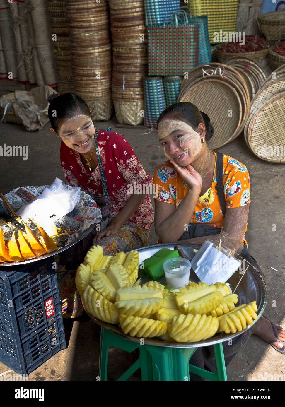 dh Thanlyin Myo Ma vendedor de mercado YANGON MYANMAR local birmano niñas thanaka corteza maquillaje crema venta de frutas gente chica mujer mujeres de alimentos de la calle asia Foto de stock