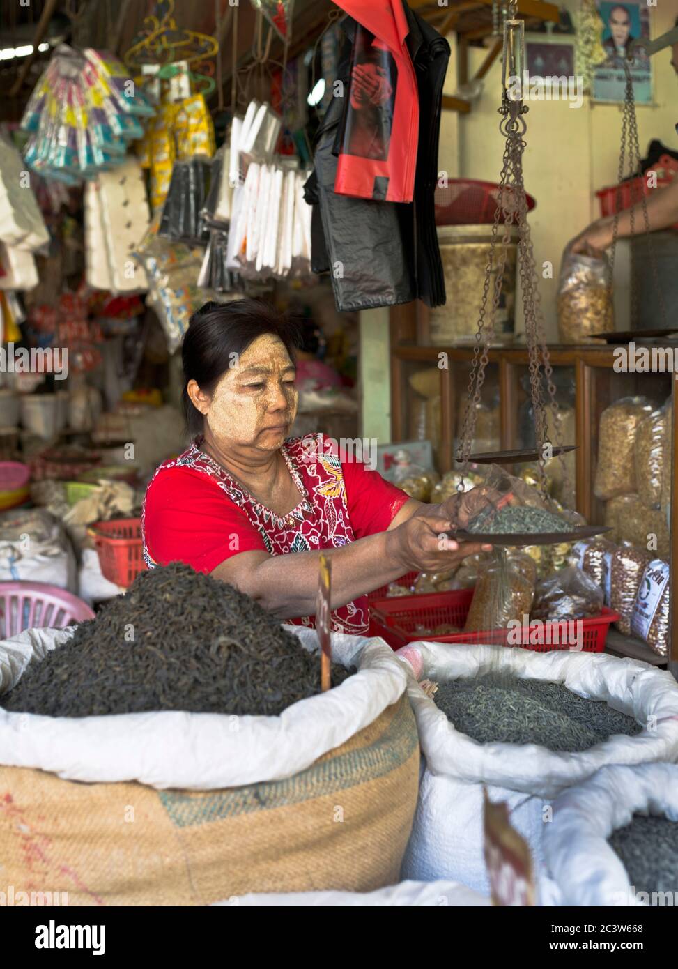 dh Thanlyin Myo Ma Market YANGON MYANMAR niñas birmanas locales thanaka corteza maquillaje crema de venta mercados de té stall mujer gente el vendedor produce a las mujeres Foto de stock