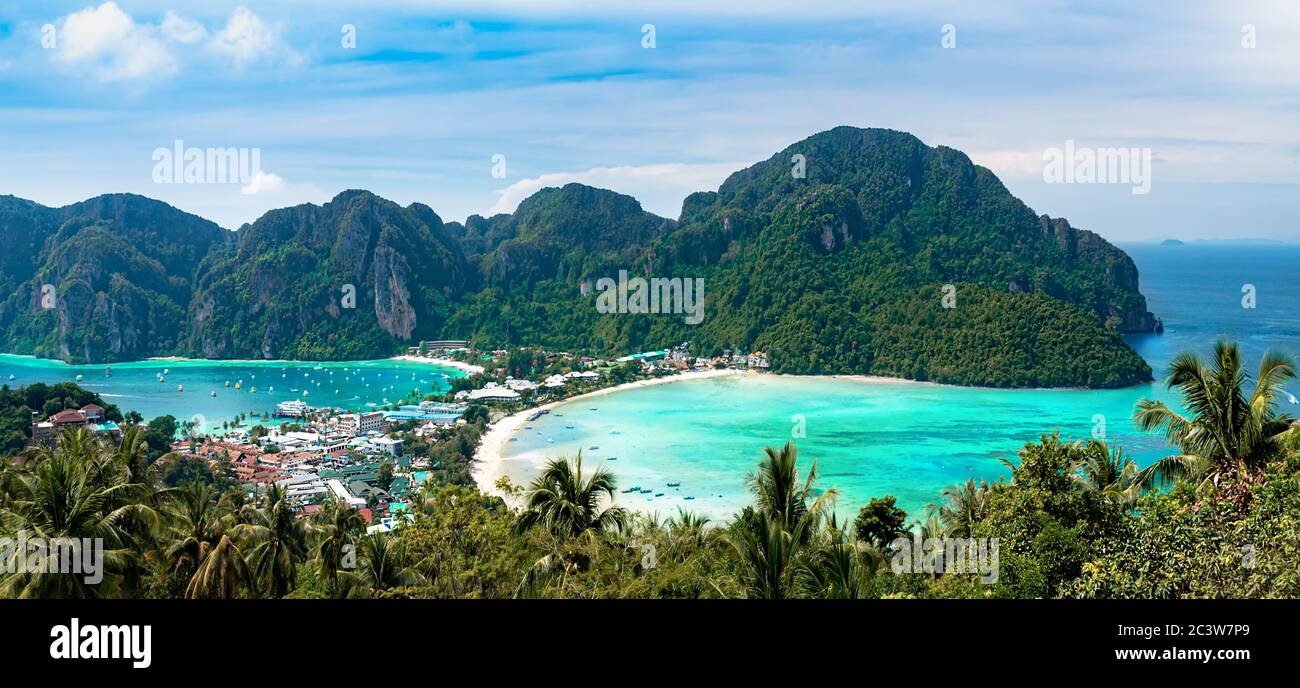 Vista aérea de la costa y la playa de la ciudad de Phi Phi en vacaciones de verano en las islas de Tailandia Foto de stock