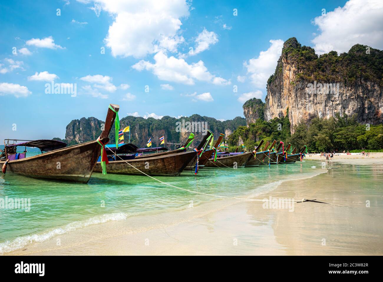 Barcos tradicionales en la playa de Railay en la costa de la región de Krabi en las vacaciones de verano, Tailandia Foto de stock