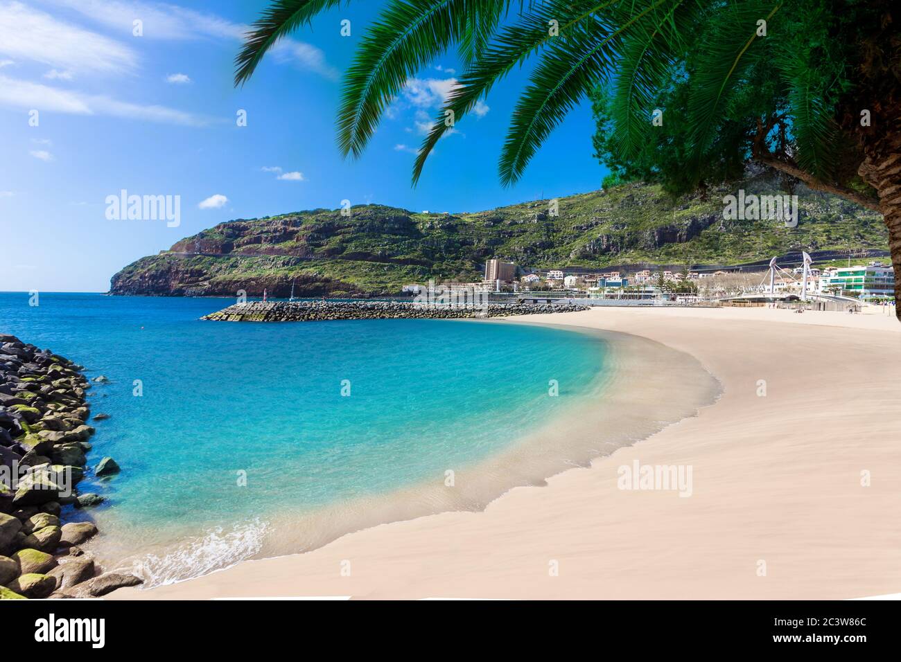 Hermosa bahía Machico resort, una de las famosas playas de la isla de Madeira en vacaciones de verano Foto de stock