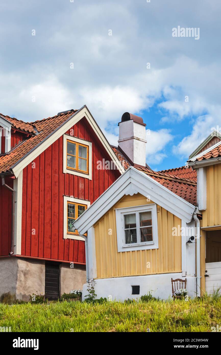 Antiguas casas de madera de colores en la ciudad de Karlskrona, Suecia Foto de stock