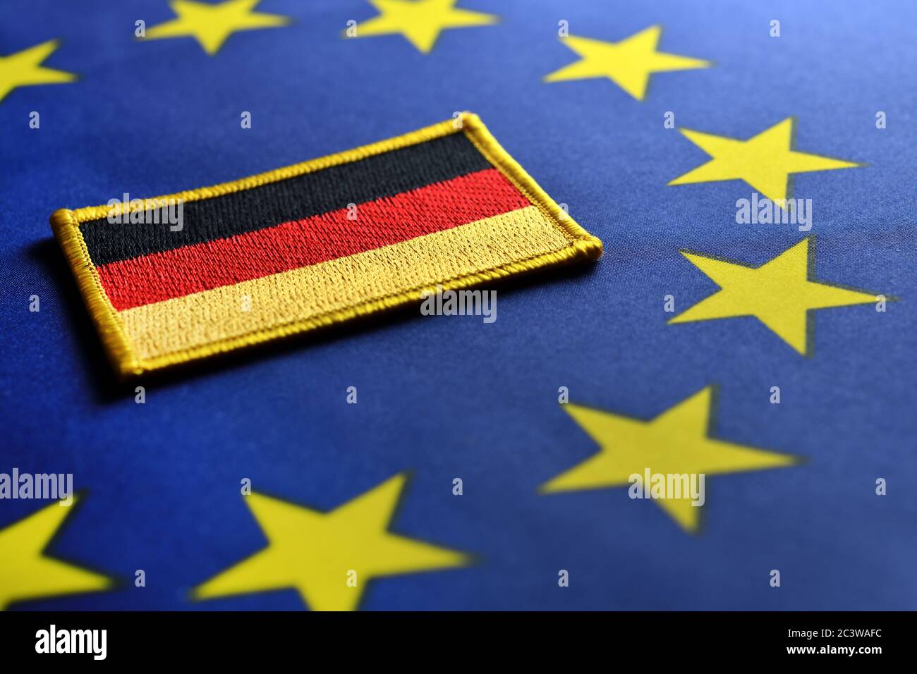 Bandera alemana en la bandera de la UE foto icono para la Presidencia alemana de la UE, Deutsche Fahne auf EU-Fahne, Symbolfoto für die deutsche EU-Ratspräsidentschaft Foto de stock