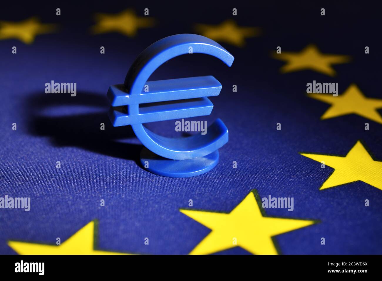 Firma del euro sobre la bandera de la UE, el Fondo de Reconstrucción de la UE y la ayuda de la UE, Eurozeichen auf EU-Fahne, EU-Wiederaufbaufonds und EU-Hilfen Foto de stock