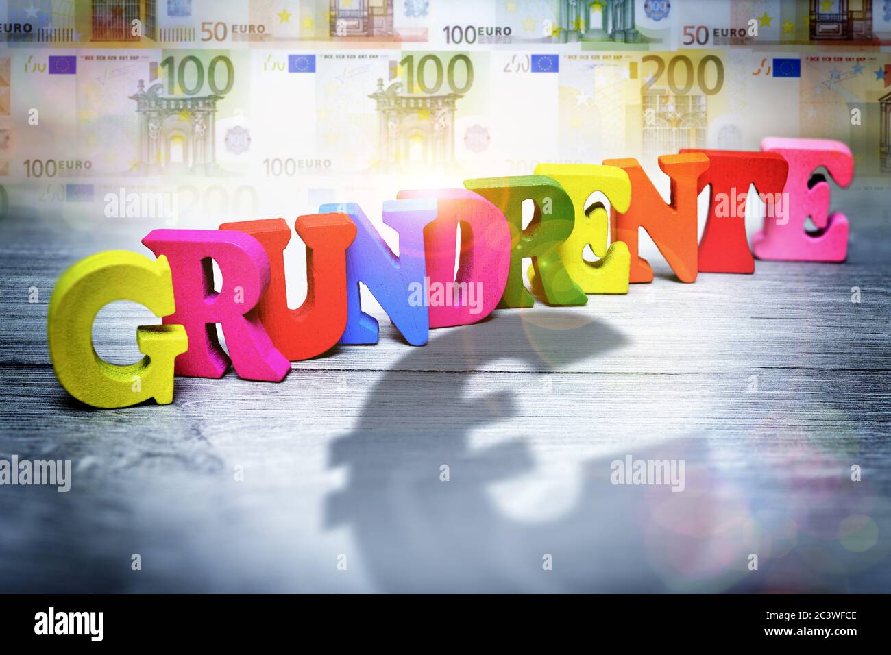 FOTOMONTAJE, alquiler de suelo con la sombra de un signo de euro, FOTOMONTAGE, Schriftzug Grundente mit dem Schatten eines Eurozeichens Foto de stock