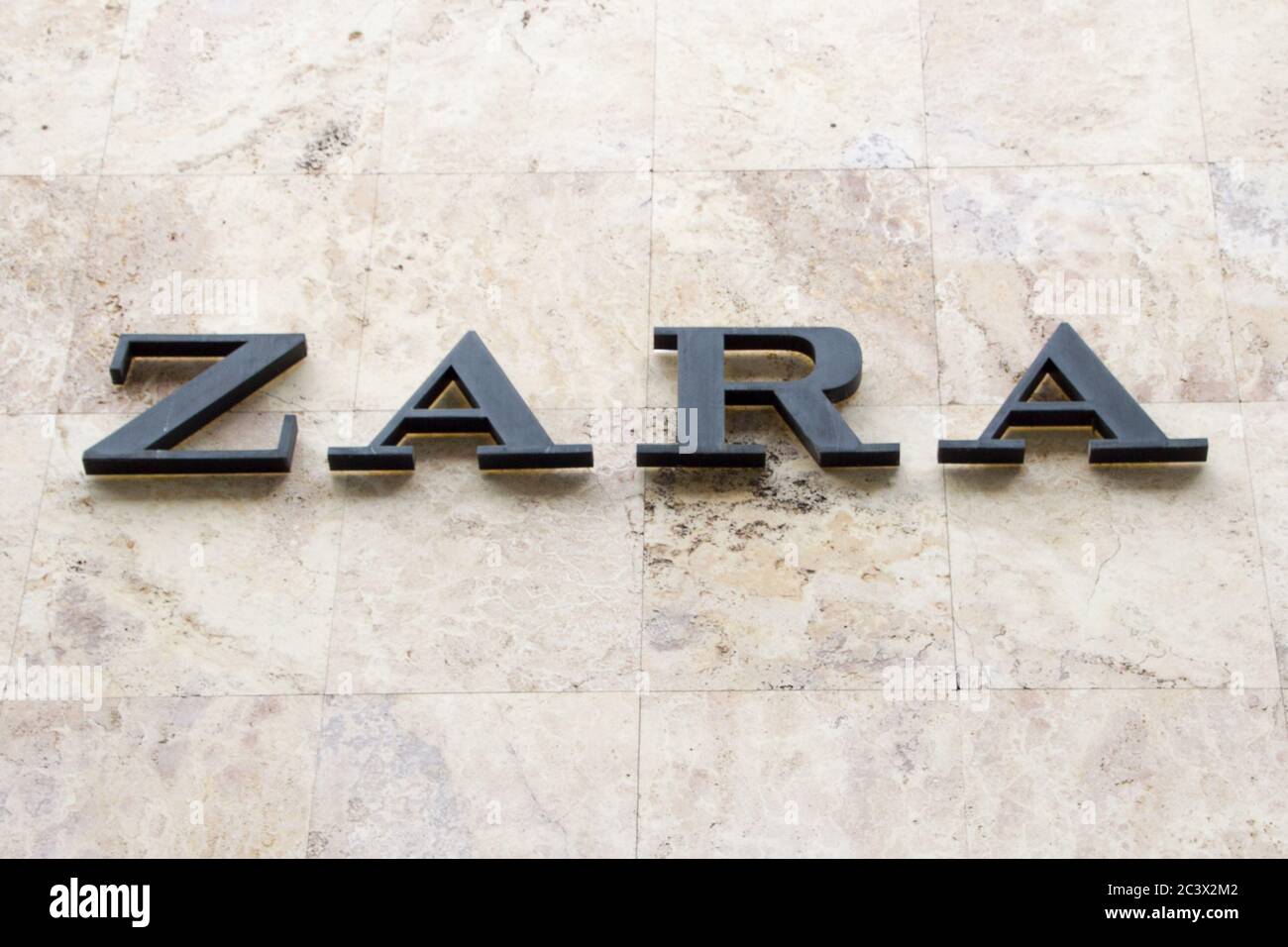 Logotipo DE ZARA para tiendas de ropa españolas. Zara es la principal Marca  de ropa de moda para niños y adultos de la empresa española Inditex, que  también posee Fotografía de stock -