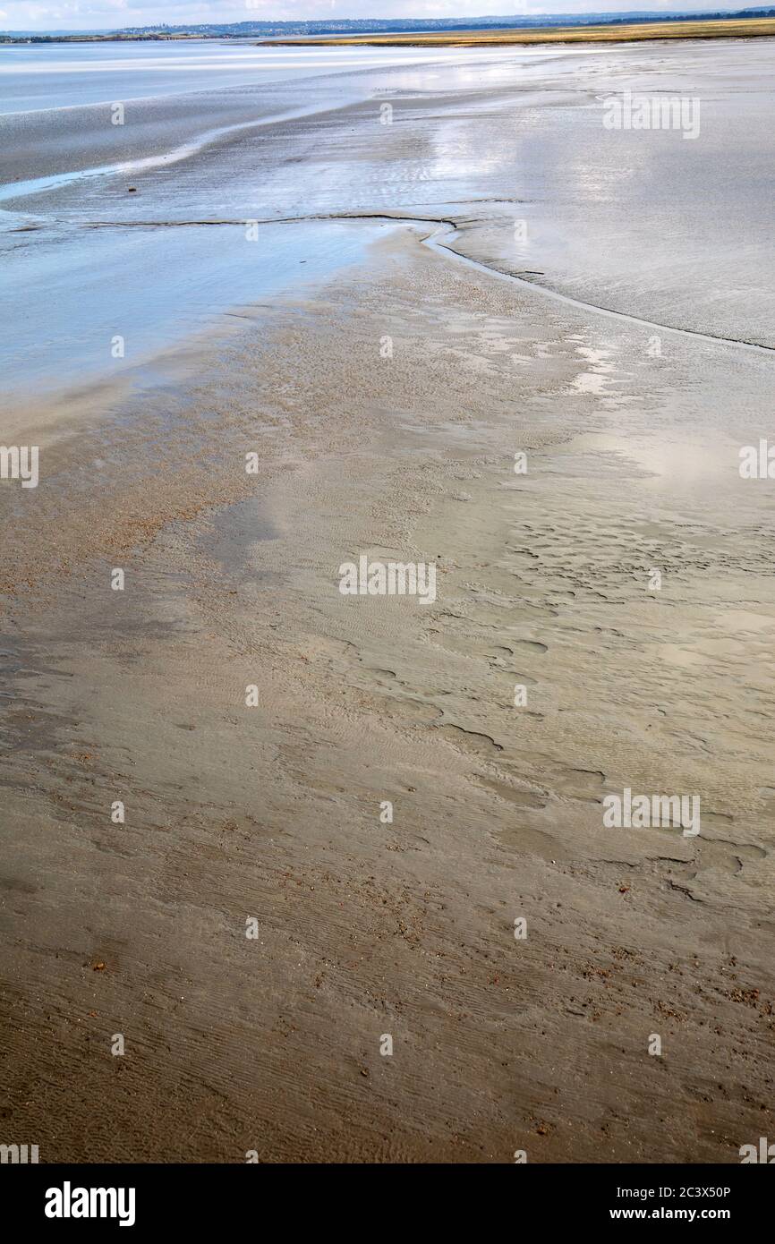 La marea baja en la bahía del Mont Saint Michel, en Normandía, Francia. Foto de stock