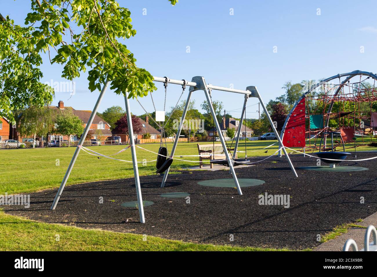 Grabado cerrado, zona de juegos, equipo de patio de recreo debido a la pandemia de coronavirus, covid 19, aldea de Hamstreet, ashford, kent, reino unido Foto de stock