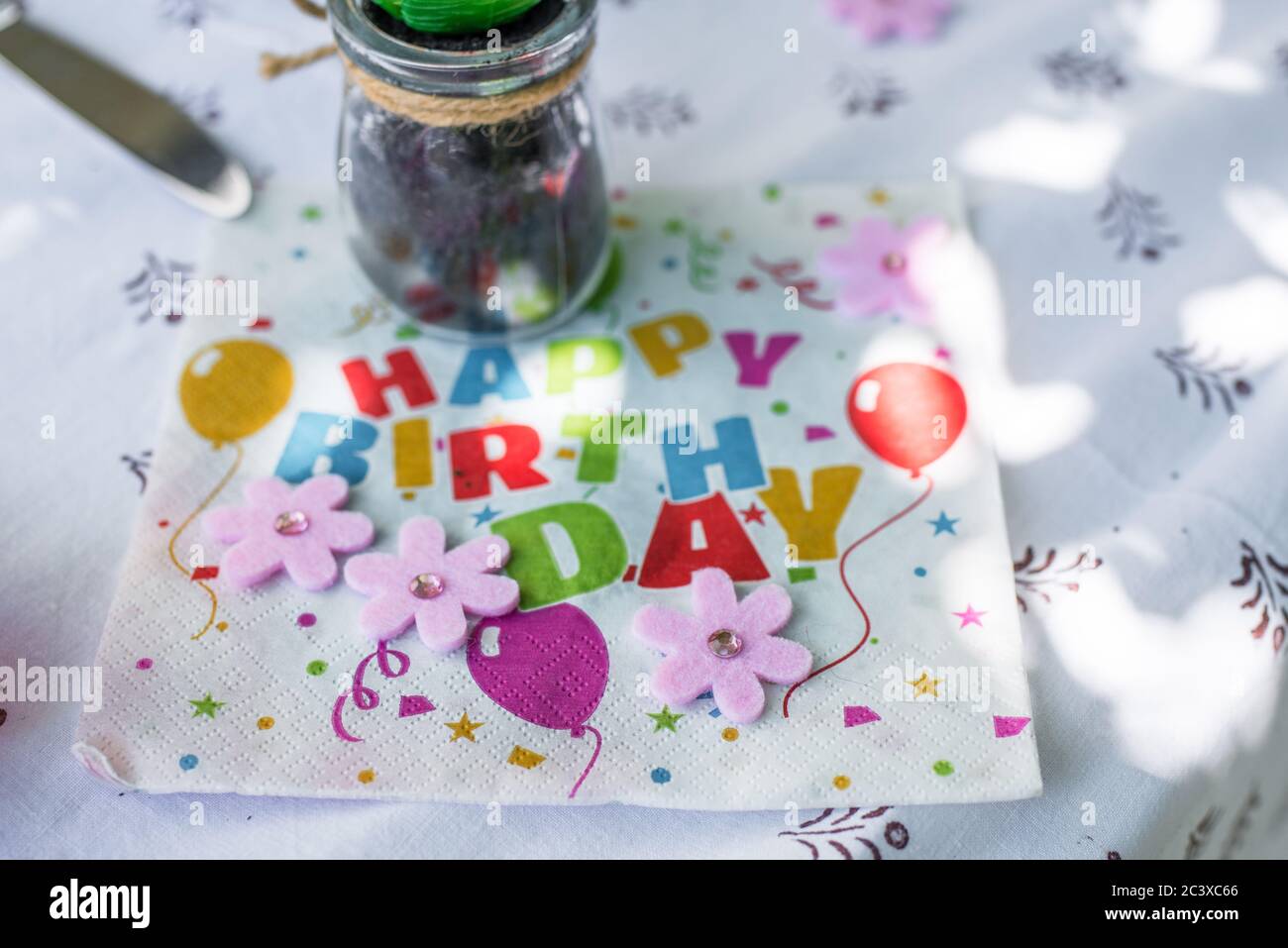 Servilleta de papel en una mesa con las palabras Feliz cumpleaños