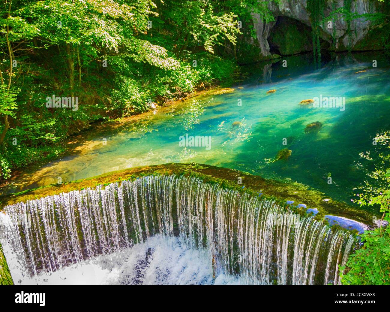 La fuente del río Krupaja en Serbia, que brota en una cueva - imagen Foto de stock