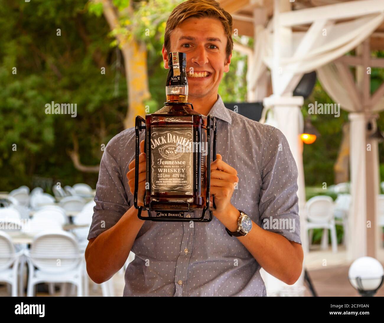 Un hombre presenta con orgullo una botella de magnum de Jack Daniels  Tennesee Whiskey Fotografía de stock - Alamy