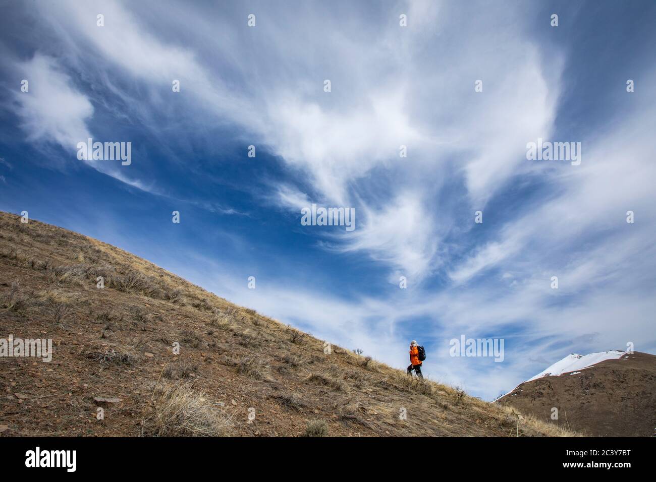 Estados Unidos, Idaho, Bellevue, Mujer mayor senderismo en las montañas Foto de stock