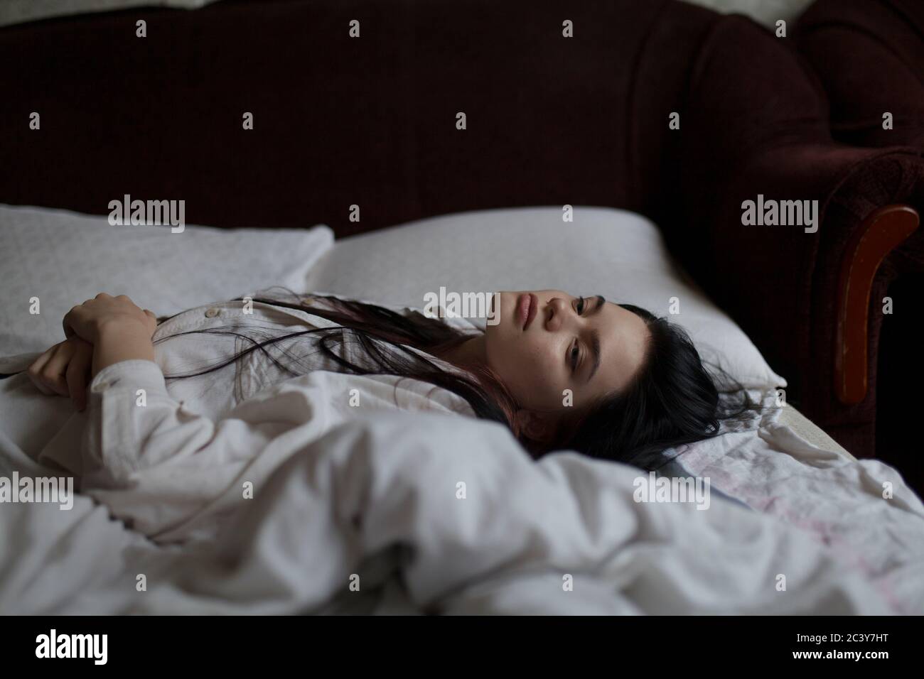 Mujer joven tumbado en la cama Foto de stock