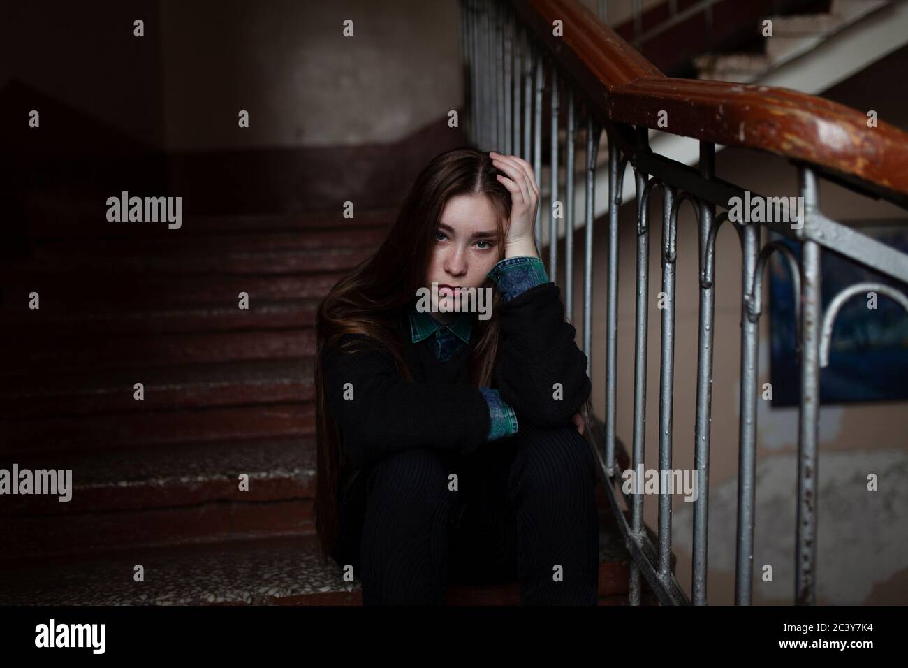 Retrato de mujer joven sentada en las escaleras Foto de stock