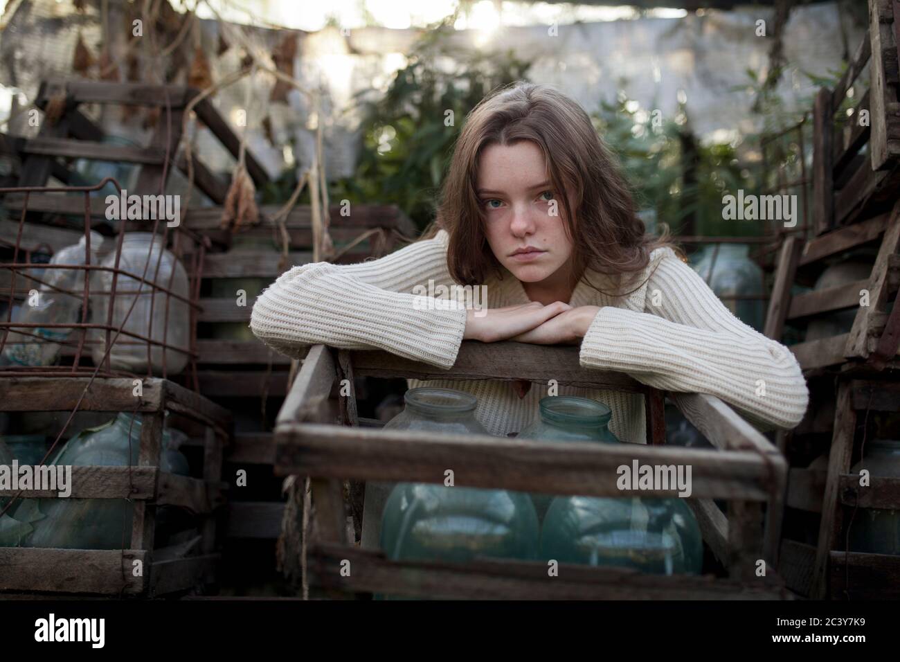 Rusia, Omsk, Retrato de mujer joven con pelo marrón Foto de stock