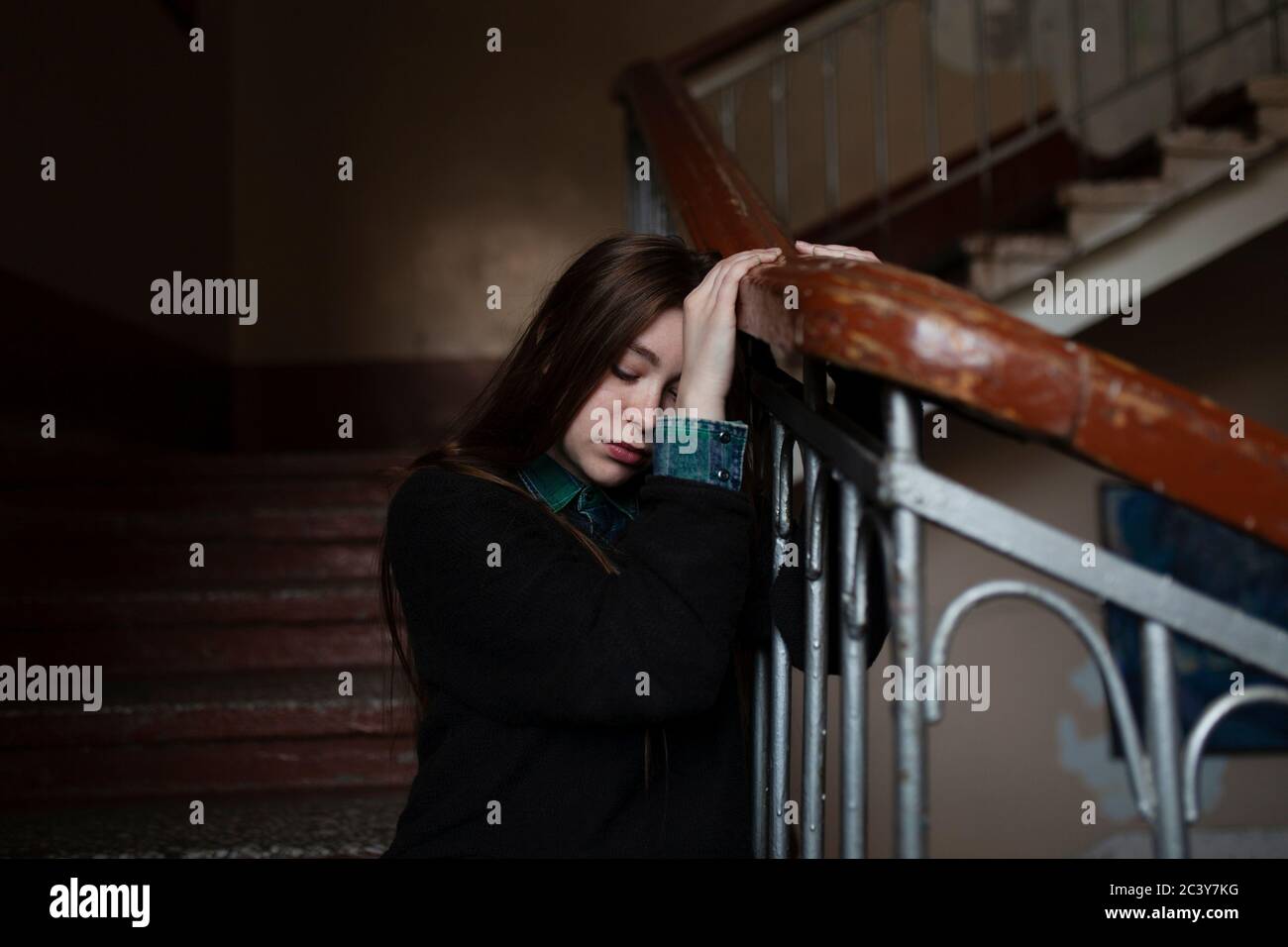 Mujer joven sentada en las escaleras Foto de stock