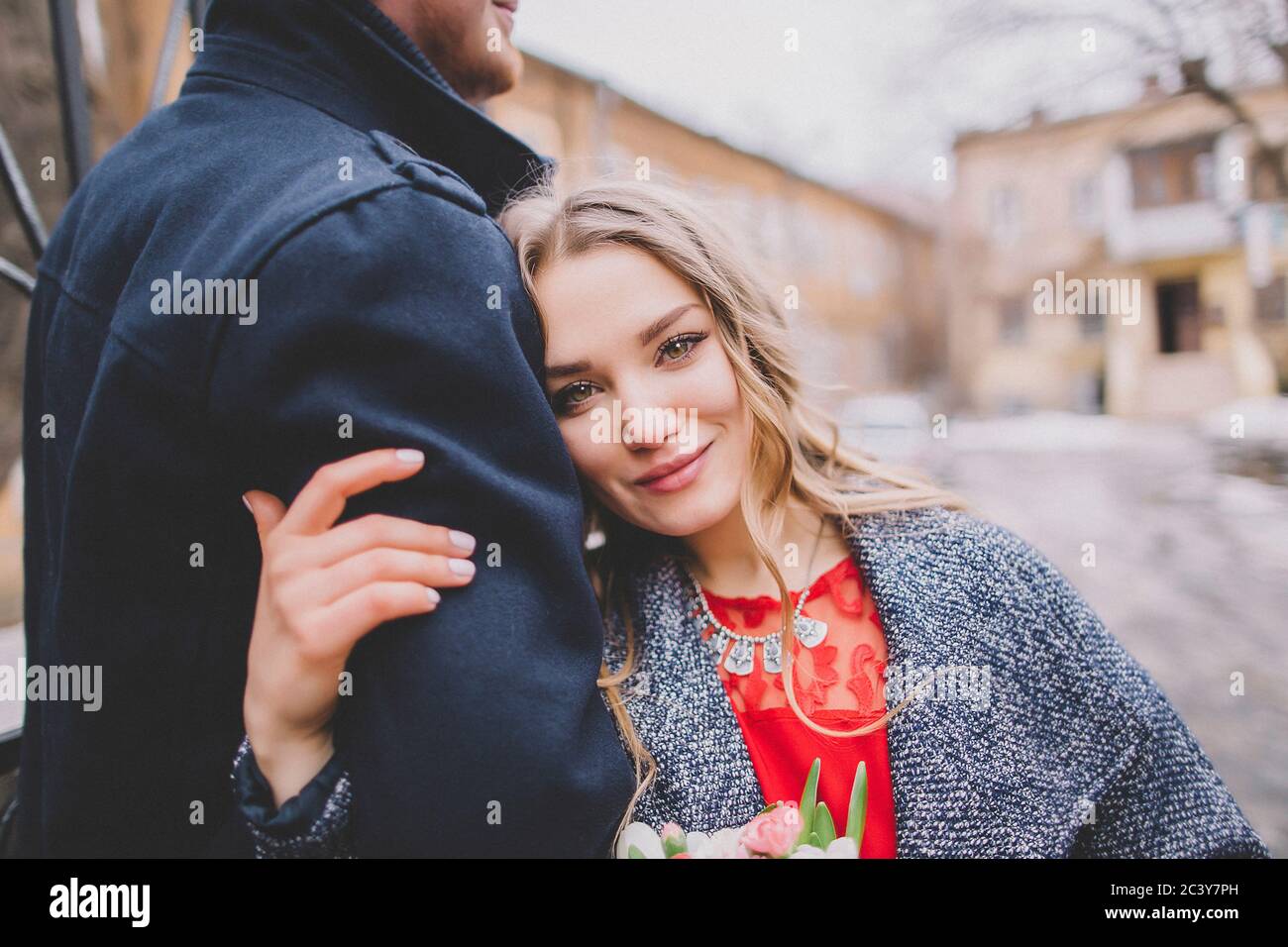 Pareja recién casada abrazando al aire libre Foto de stock
