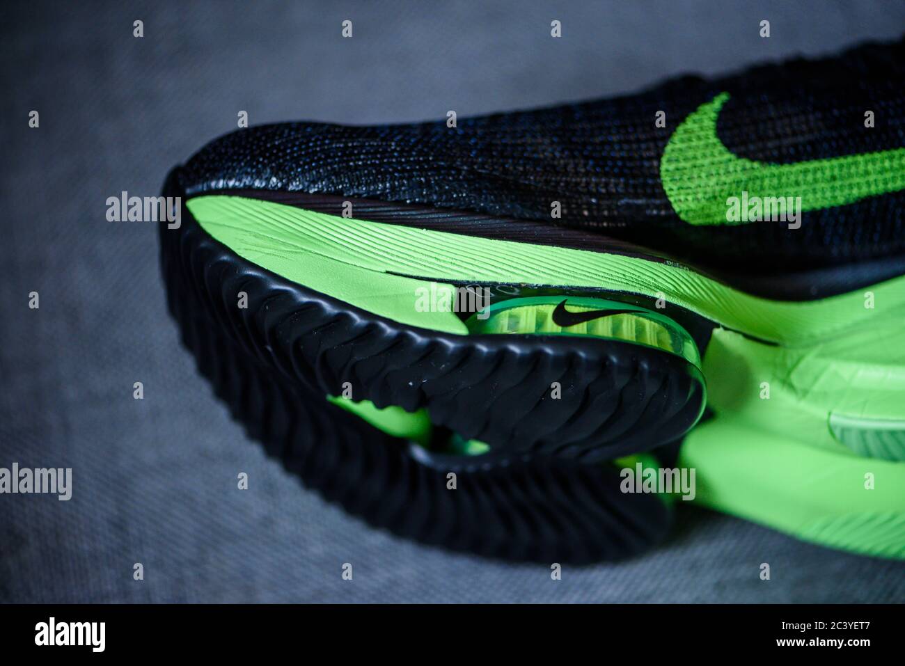 ROMA, ITALIA, JUNIO DE 23. 2020: Zapatillas de running Nike ALPHAFLY NEXT%.  Polémico verde, negro atletismo zapatillas maratón. Detalle de la espuma Air  Zoomx, Zoom Air Fotografía de stock - Alamy