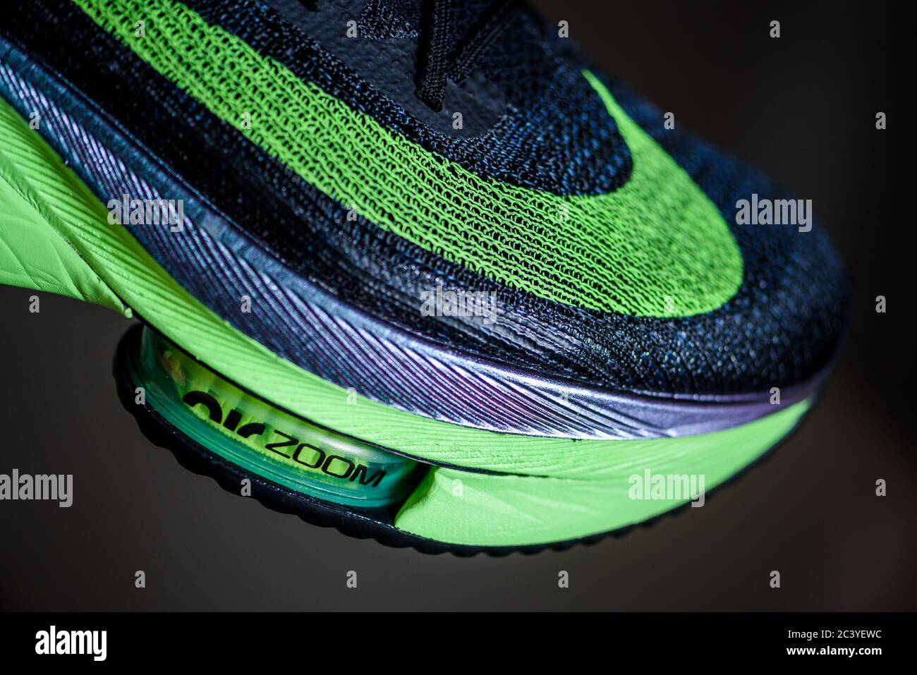 ROMA, ITALIA, JUNIO DE 23. 2020: Zapatillas de running Nike ALPHAFLY NEXT%.  Polémico verde, negro atletismo zapatillas maratón. Detalle de la espuma Air  Zoomx, Zoom Air Fotografía de stock - Alamy