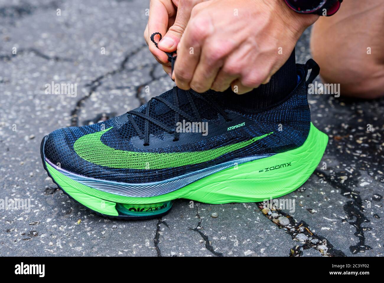 ROMA, ITALIA, JUNIO DE 23. 2020: Zapatillas de running Nike ALPHAFLY NEXT%. Polémico calzado deportivo verde en las piernas de atleta corriendo en la carretera Fotografía de stock - Alamy