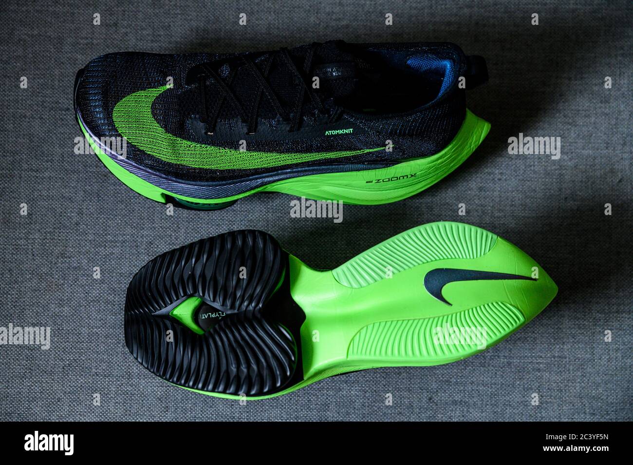 ROMA, ITALIA, JUNIO DE 23. 2020: Zapatillas de running Nike ALPHAFLY NEXT%.  Polémico verde, negro atletismo zapatillas maratón. Detalle de la espuma  Air Zoomx, Zoom Air Fotografía de stock - Alamy