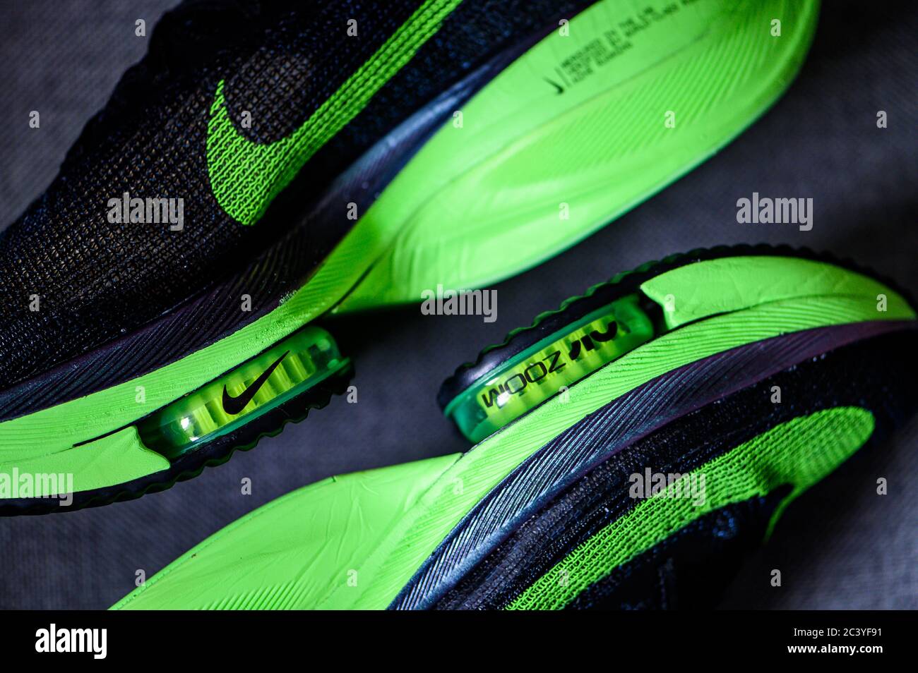 ROMA, ITALIA, JUNIO DE 23. 2020: Zapatillas de running Nike ALPHAFLY NEXT%.  Polémico verde, negro atletismo zapatillas maratón. Detalle de la espuma Air  Zoomx, Zoom Air Fotografía de stock - Alamy