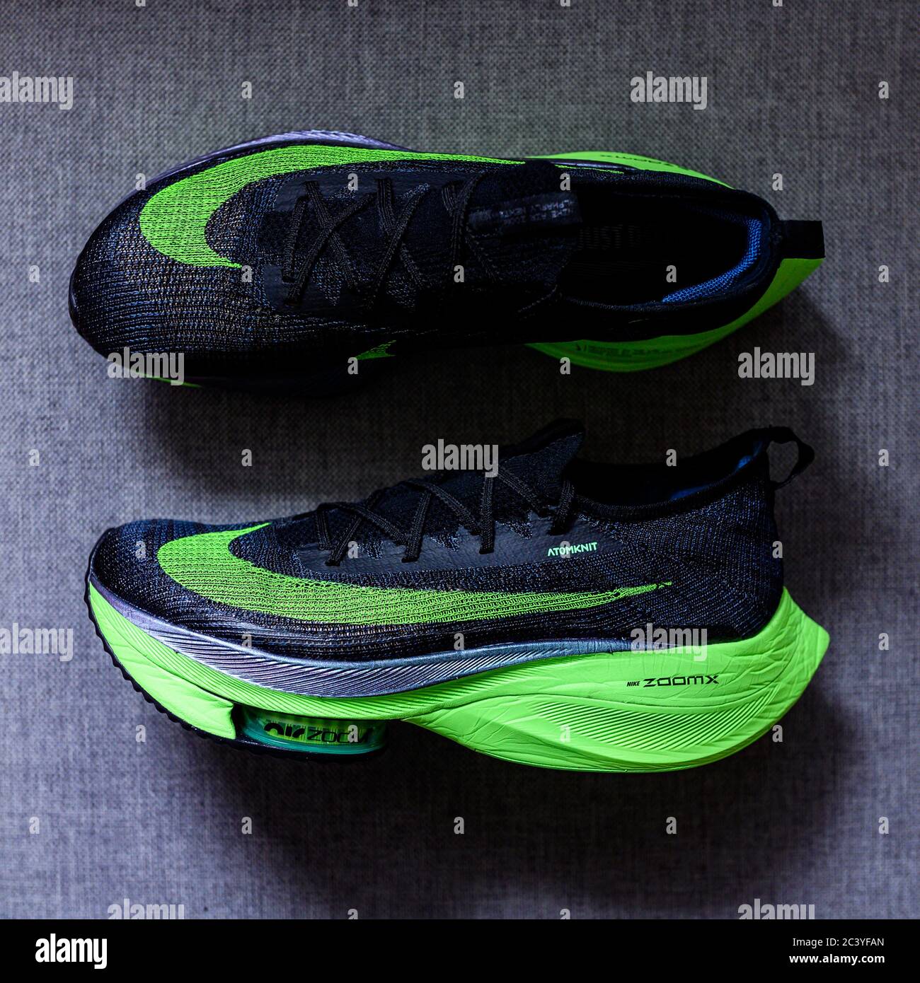 ROMA, ITALIA, JUNIO DE 23. 2020: Zapatillas de running Nike ALPHAFLY NEXT%.  Polémico verde, negro atletismo zapatillas maratón. Detalle de la espuma Air  Zoomx, Zoom Air Fotografía de stock - Alamy