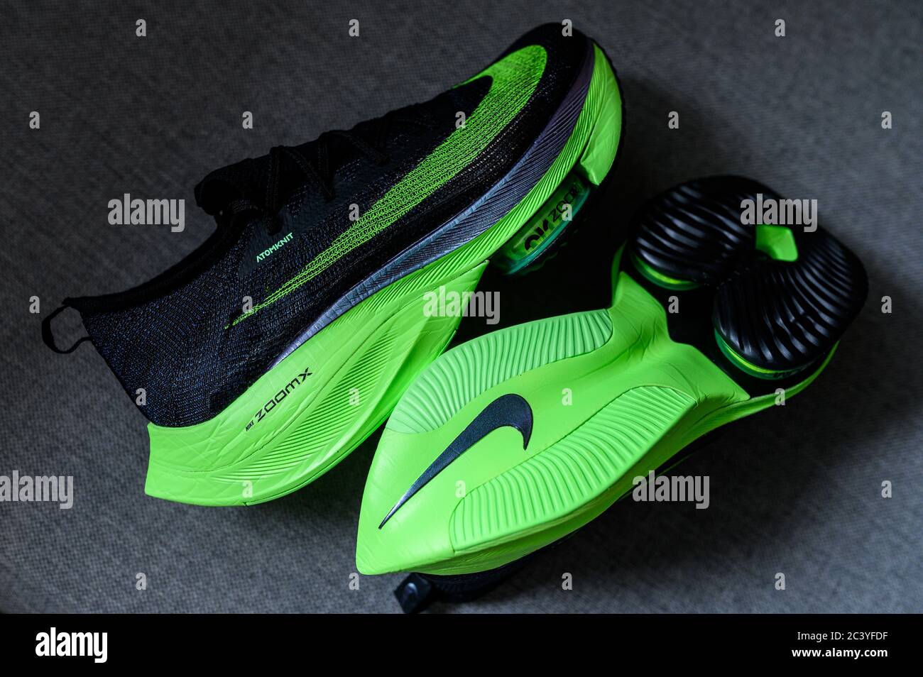 ROMA, ITALIA, JUNIO DE 23. 2020: Zapatillas de running Nike ALPHAFLY NEXT%.  Polémico verde, negro atletismo zapatillas maratón. Detalle de la espuma  Air Zoomx, Zoom Air Fotografía de stock - Alamy