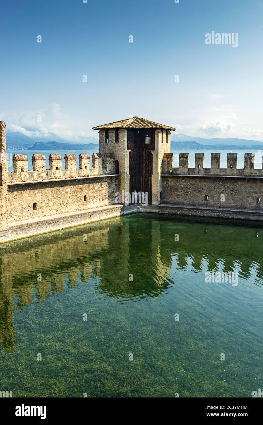 El castillo de Scaligero es una fortaleza en el centro histórico de la ciudad de Sirmione en el lago de Garda en Italia. Foto de stock