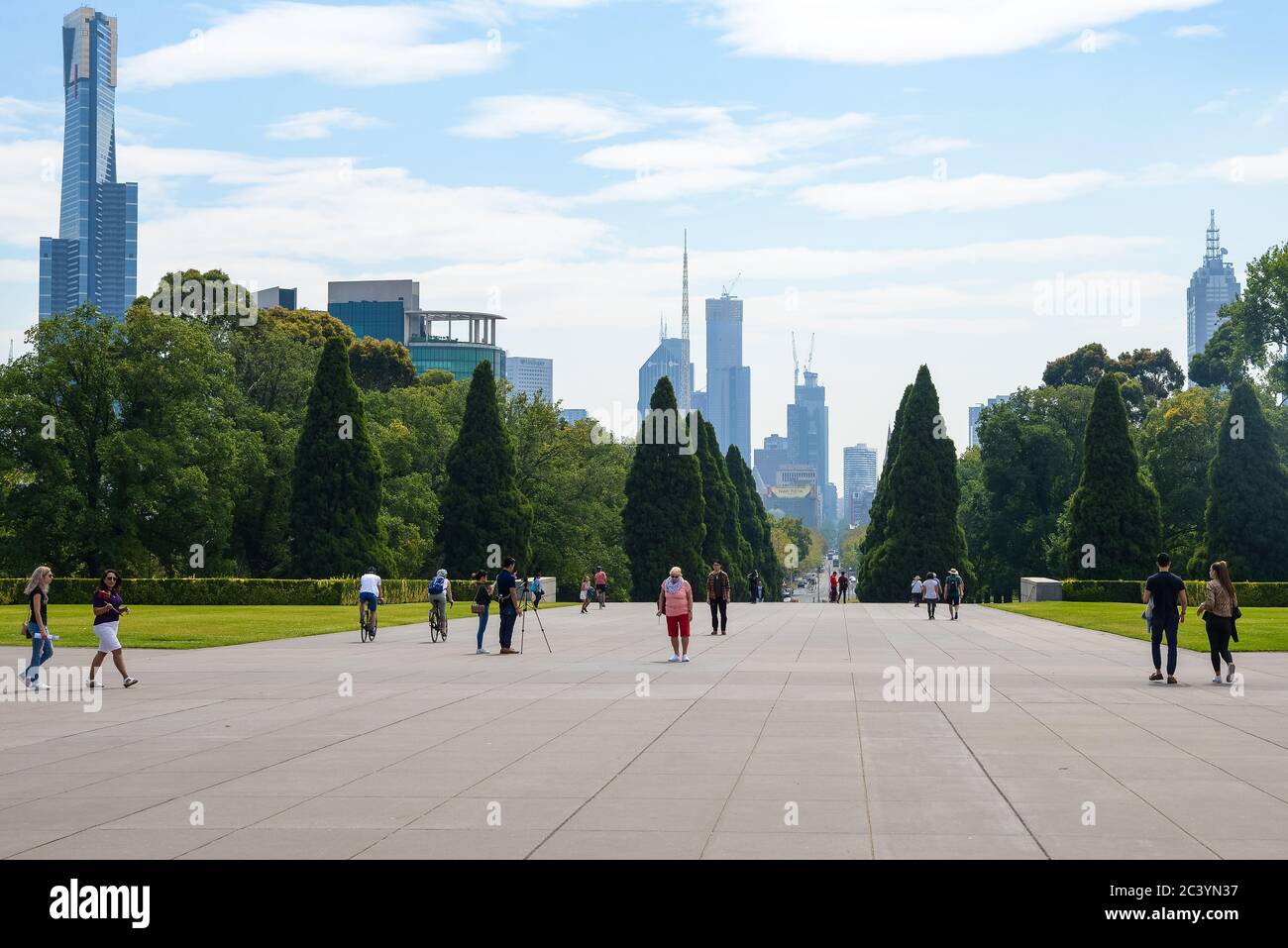 Vista del Santuario de la memoria con gente y turistas en Melbourne Victoria Australia. Fue construido para honrar a los hombres que sirvieron en la primera Guerra Mundial Foto de stock