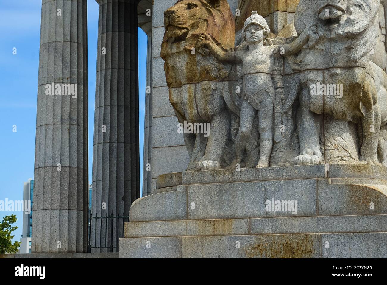 Vista del Santuario de la memoria con gente y turistas en Melbourne Victoria Australia. Fue construido para honrar a los hombres que sirvieron en la primera Guerra Mundial Foto de stock