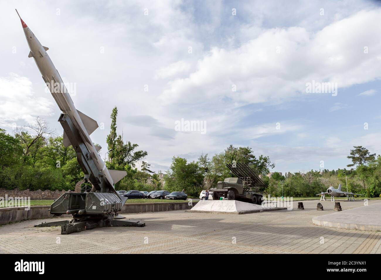 Misil de superficie a aire soviético S-75, lanzacohetes soviéticos Katyusha, caza MIG soviético, Victory Park, Yerevan, Armenia Foto de stock