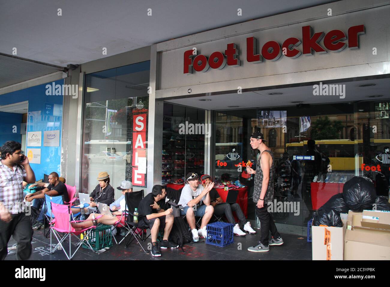 La gente comienza a hacer cola fuera de Foot Locker en George Street Sydney  para las Nike Air Jordan 3 Lab 5. Algunos en la cola llevan zapatillas Air  Jordan Fotografía de
