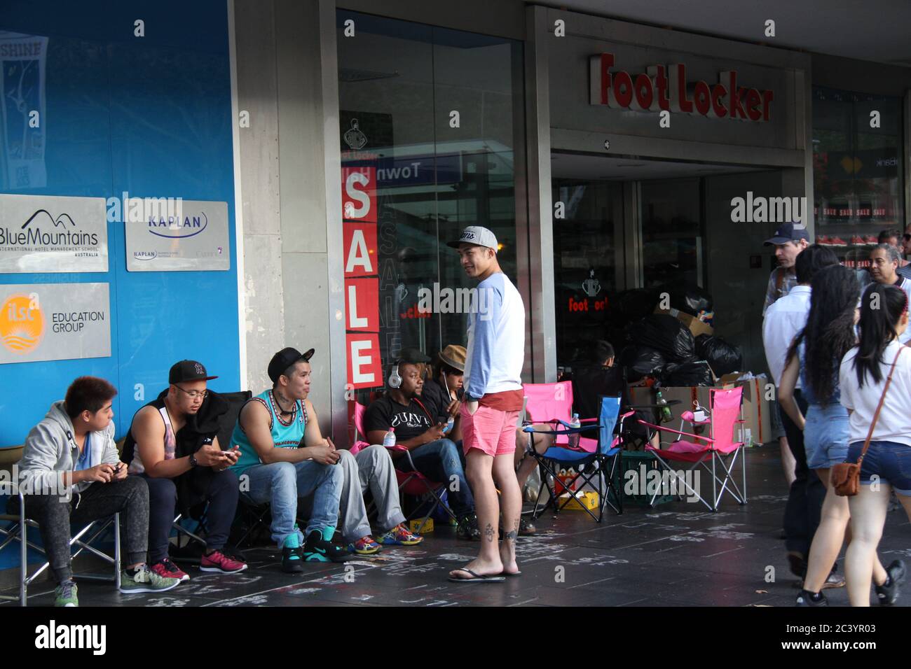 La gente comienza hacer cola de Foot Locker en George Street Sydney para las Nike Air Jordan Lab 5. Algunos en la cola llevan zapatillas Ait Jordan Fotografía de