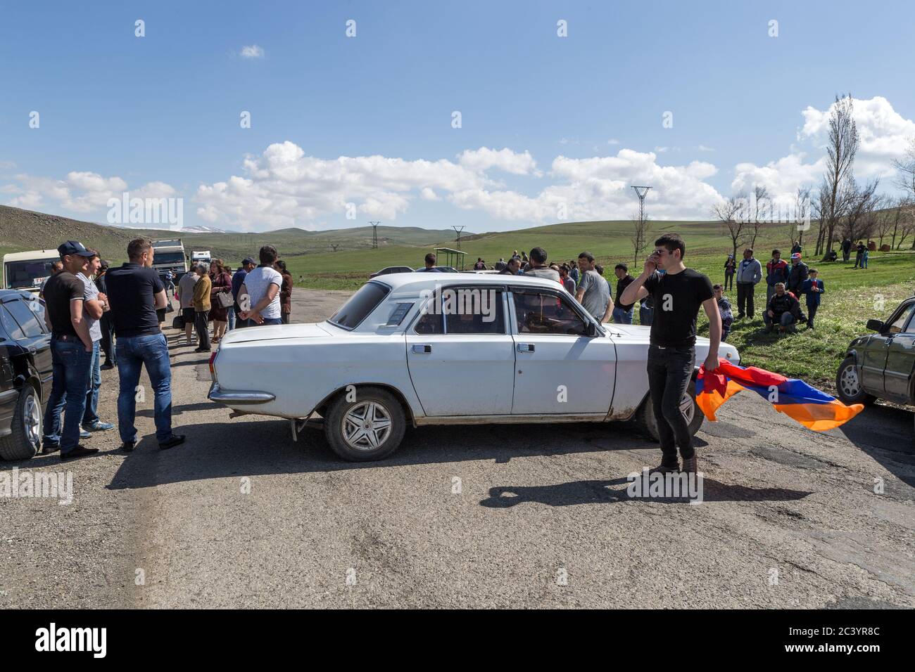 Road block en la frontera entre Armenia y Georgia, día de las huelgas nacionales 2 de mayo de 2018 como nuevo primer Ministro popular no fue elegido. Foto de stock
