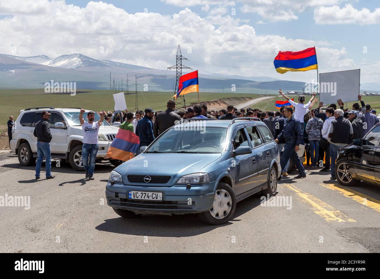 Road block en la frontera entre Armenia y Georgia, día de las huelgas nacionales 2 de mayo de 2018 como nuevo primer Ministro popular no fue elegido. Foto de stock