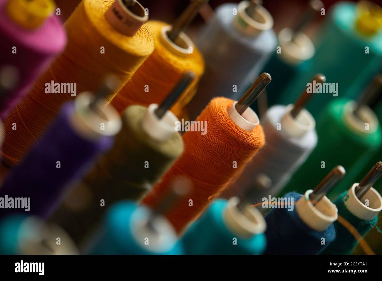 Rollos de hilo de algodón de colores para máquina de coser en
