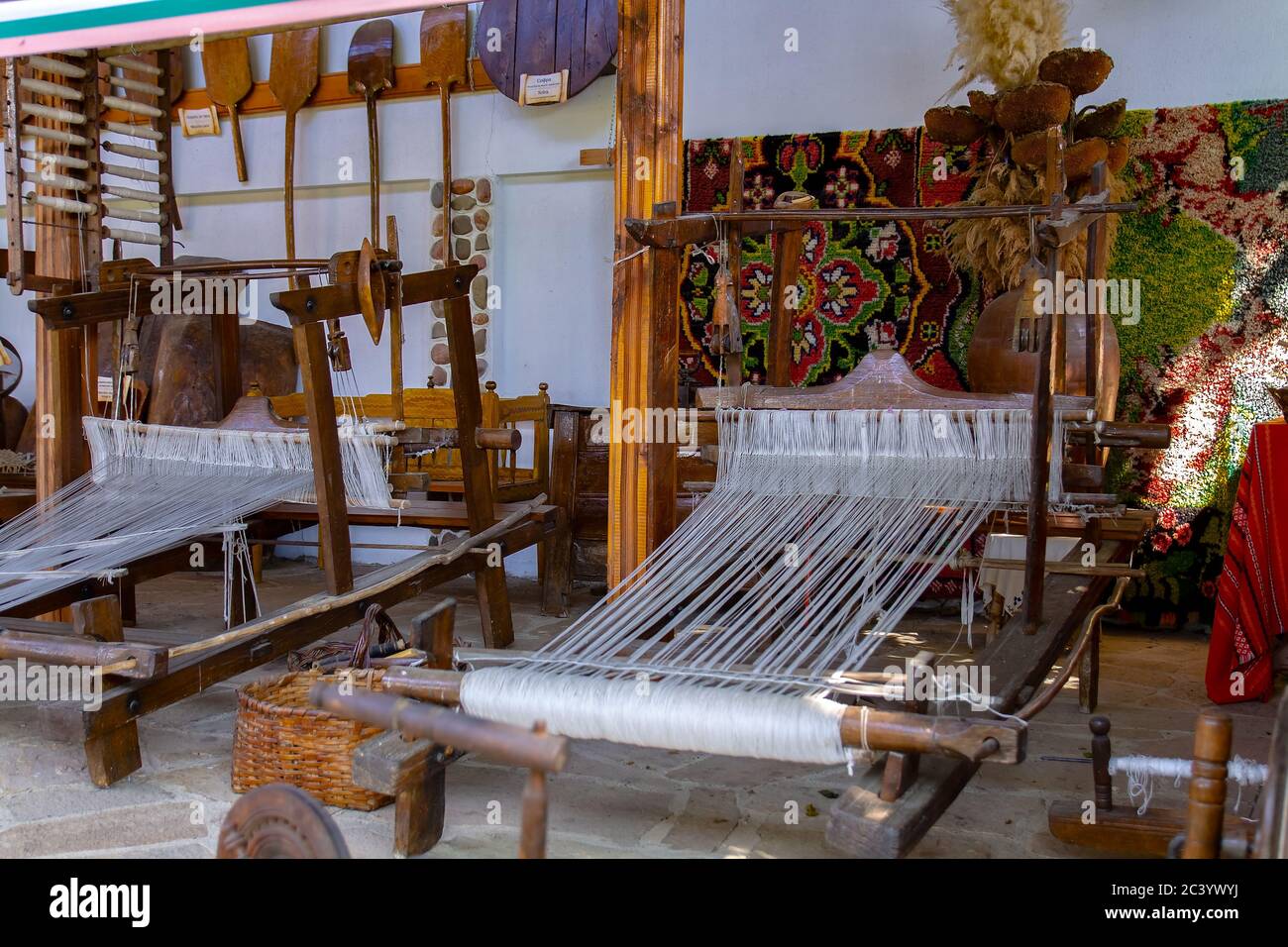 Antiguo telar de madera para tejer tejidos. Enfoque selectivo con  profundidad de campo reducida Fotografía de stock - Alamy