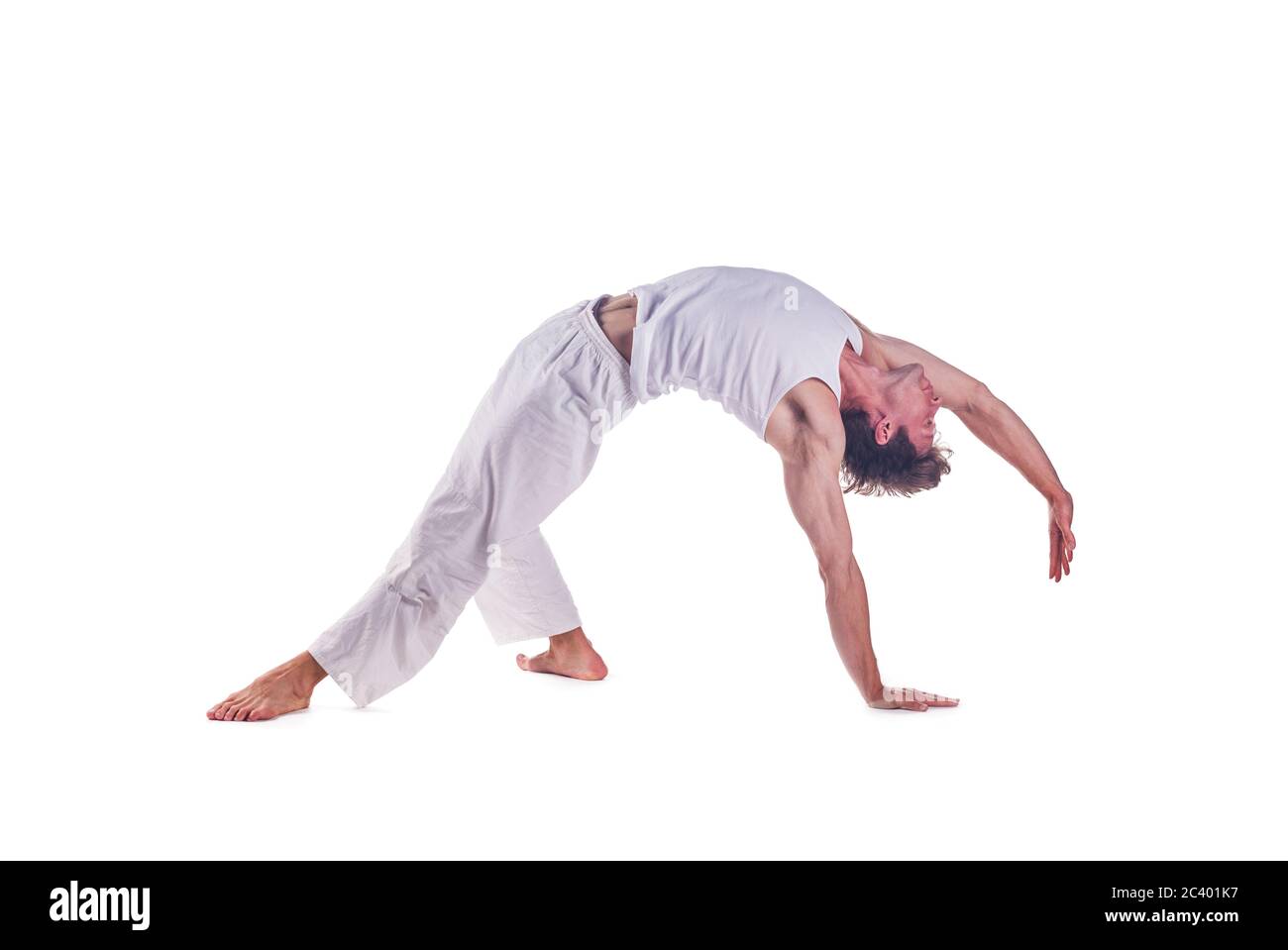 Hombre practicando yoga contra fondo blanco. Foto de stock