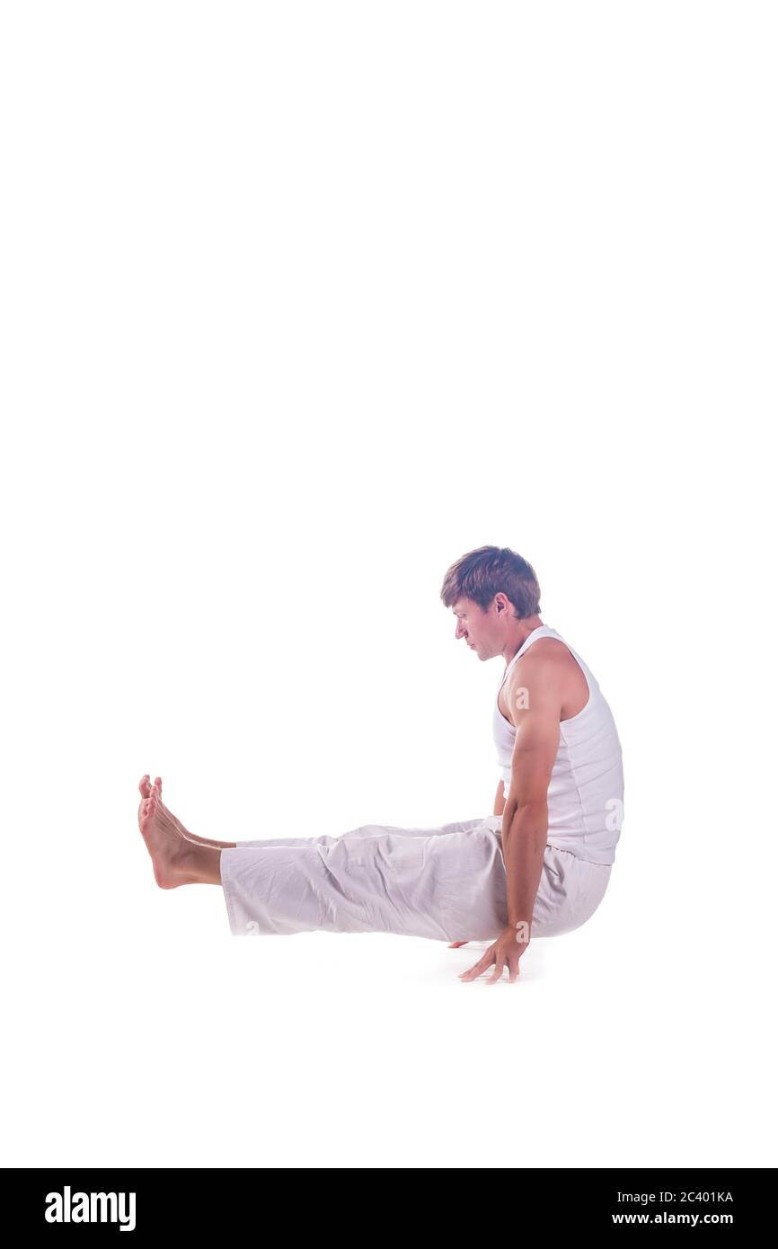 Hombre practicando yoga haciendo la pose del celibato . brahmacharyasana Foto de stock