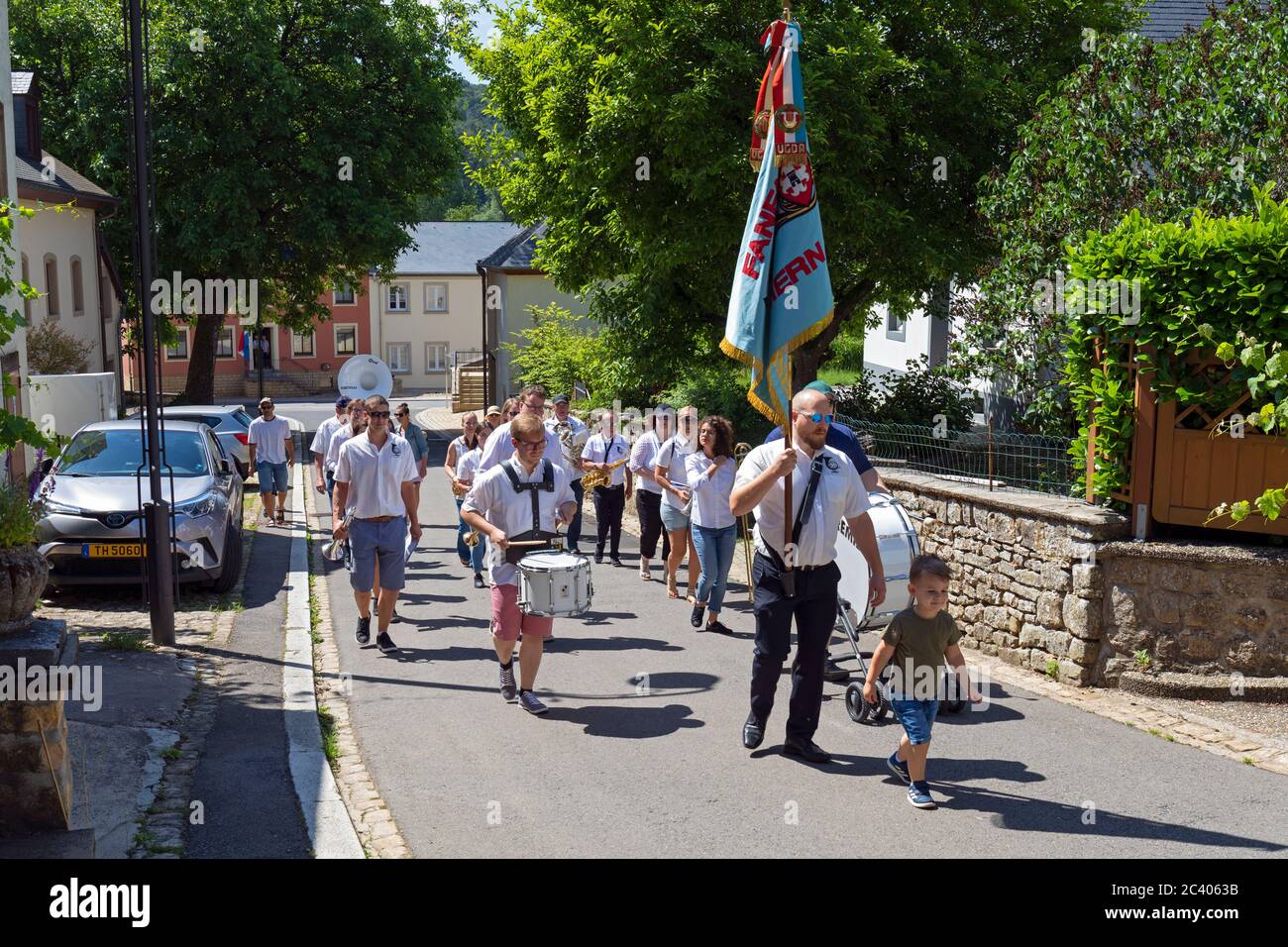 Europa, Luxemburgo, 'Steptfontaines Fanfare' (banda de marcha) celebrando el Desfile del día Nacional Foto de stock