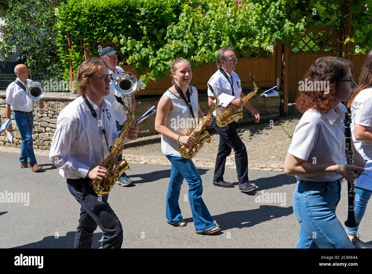 Europa, Luxemburgo, 'Steptfontaines Fanfare' (banda de marcha) celebrando el Desfile del día Nacional Foto de stock