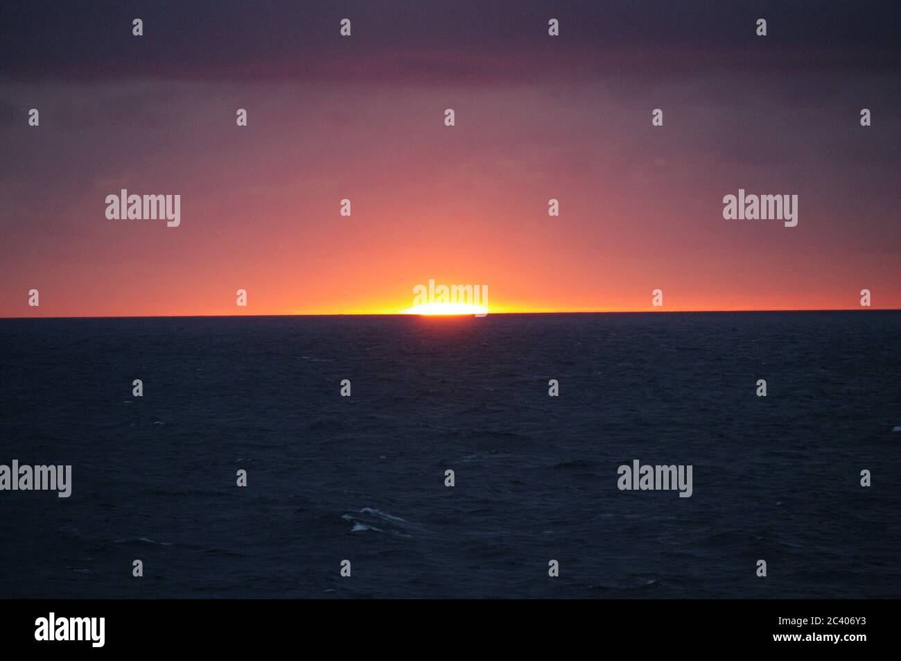 Secuencia de imágenes de una puesta de sol desde el mismo punto de vista, puesta de sol en el mar, horizonte al atardecer, horizonte al atardecer sobre el mar horizonte magenta Foto de stock