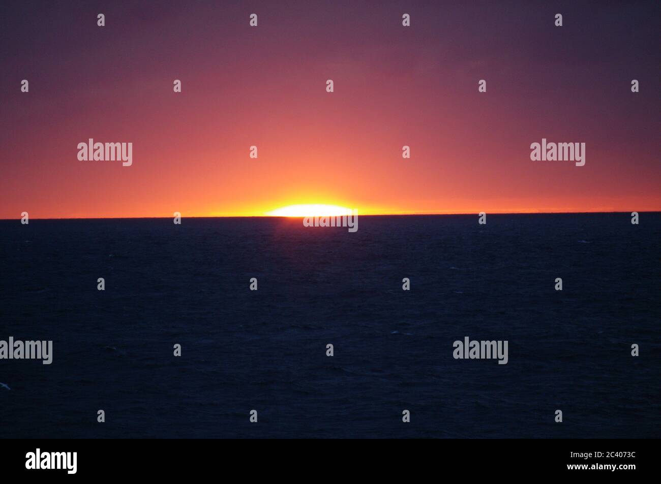 Secuencia de imágenes de una puesta de sol desde el mismo punto de vista, puesta de sol en el mar, horizonte al atardecer, horizonte al atardecer sobre el mar horizonte magenta Foto de stock