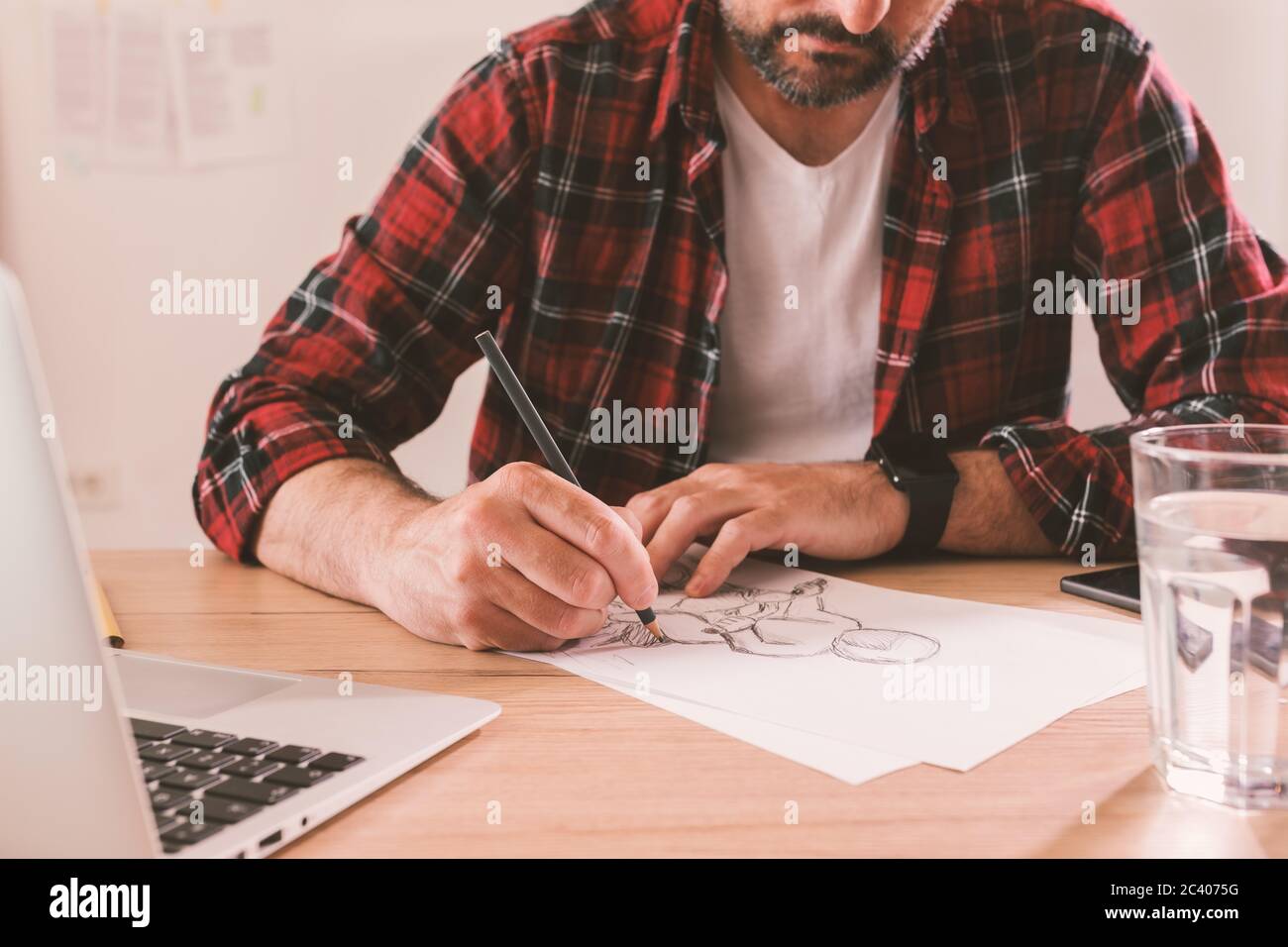 Illustrator a mano alzada dibujando a moto jinete con lápiz, enfoque selectivo Foto de stock