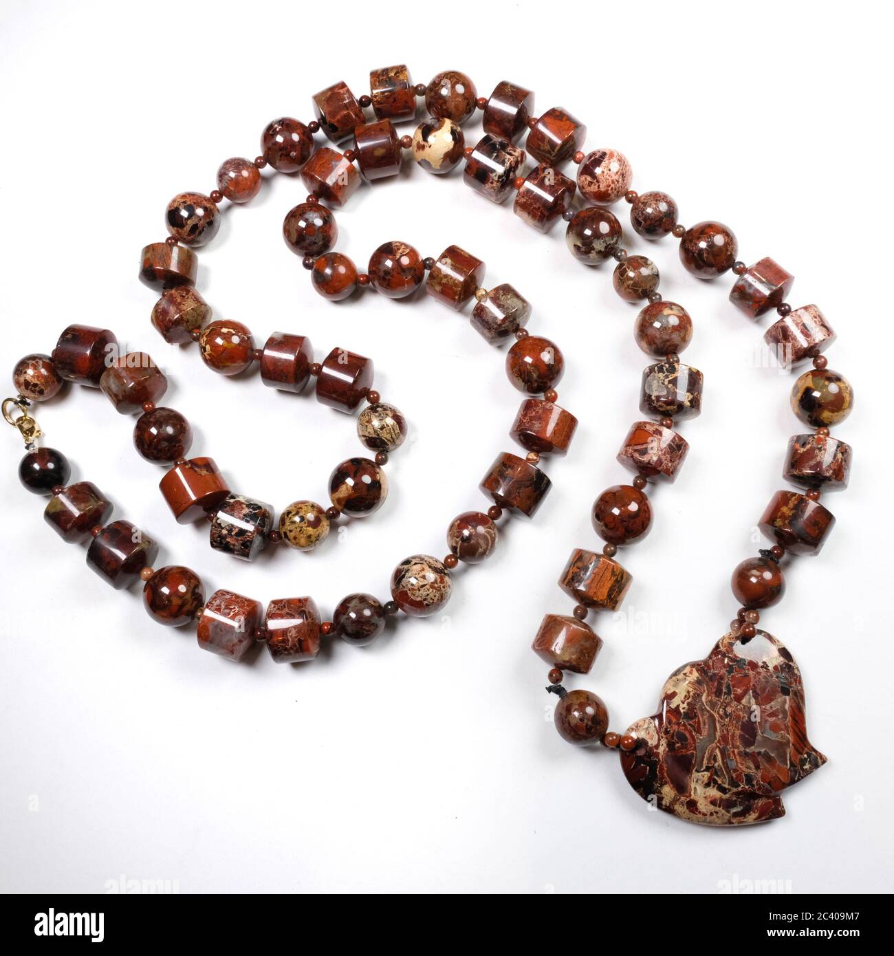 Cierre de un collar hecho a mano de piedras semi-preciosas - jaspe rojo Foto de stock