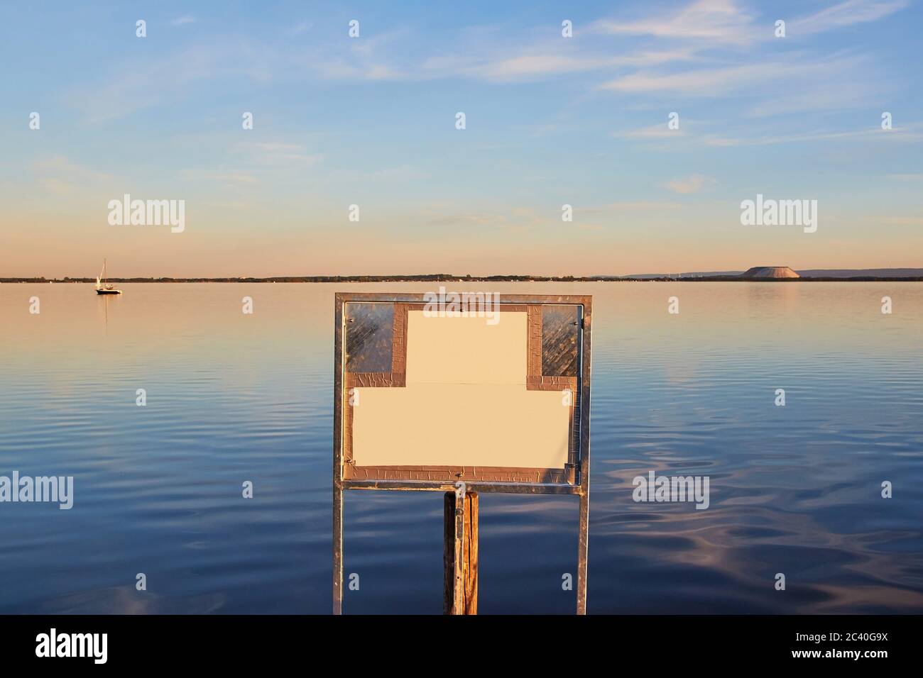 Hinweisstafel am Binnensee für eigenen texto Foto de stock
