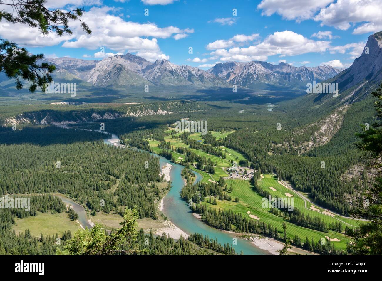 Vista aérea del valle del río Bow desde Tunnel Mountain, Banff National Park, Alberta, Canadá Foto de stock