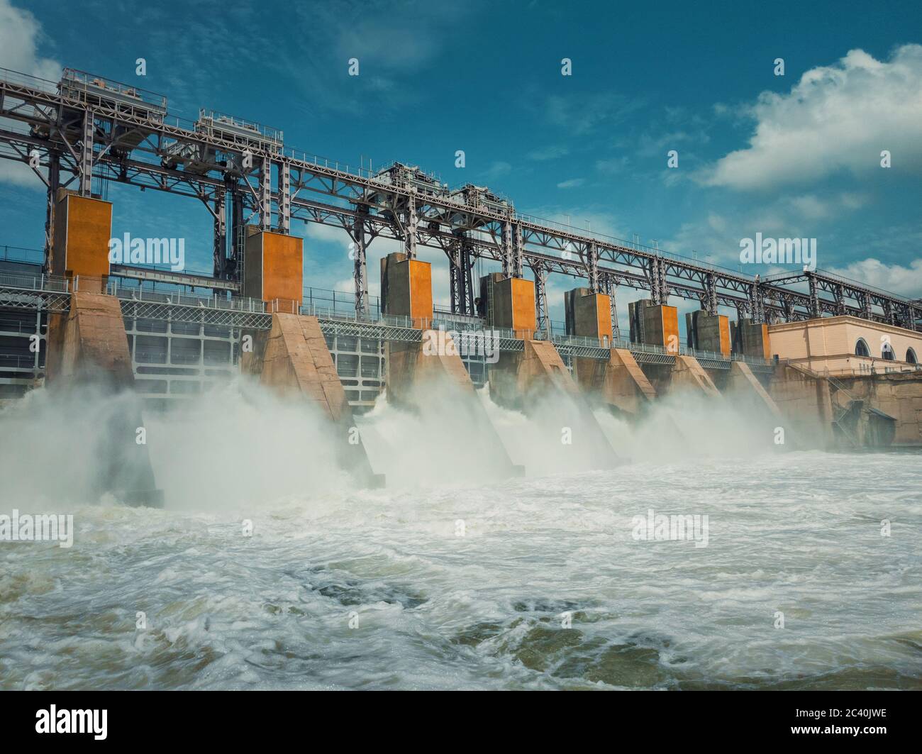 Central hidroeléctrica en el río Nistru en Dubosario, Moldavia. Central hidroeléctrica, presa de agua, fuente de energía eléctrica renovable, CO industrial Foto de stock