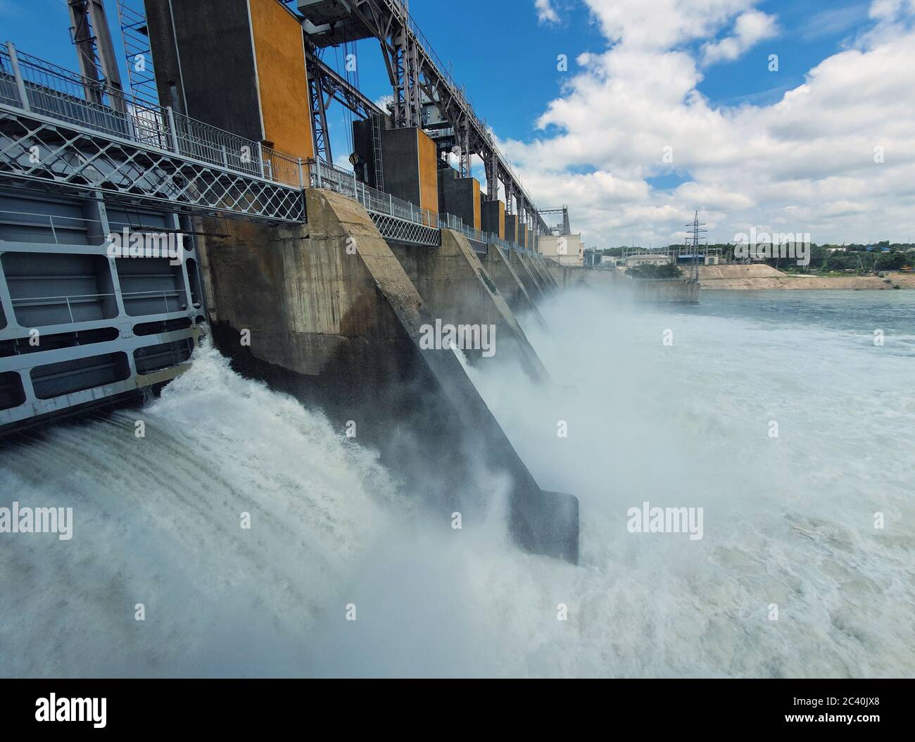 Central hidroeléctrica en el río Nistru en Dubosario, Transnistria, Moldavia. Central hidroeléctrica, presa de agua, fuente de energía eléctrica renovable, Foto de stock